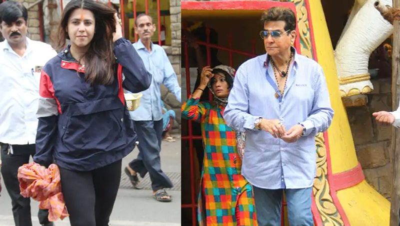 मुंबई। बॉलीवुड में ड्रामा क्वीन के नाम से मशहूर एकता कपूर सावन के पहले सोमवार को पापा जितेंद्र के साथ मंदिर पहुंचीं। दोनों ने भगवान शिव के दर्शन किए। इस दौरान एकता कपूर के माथे पर लंबा सा तिलक लगा हुआ था, वहीं जितेंद्र जीन्स-शर्ट और गॉगल्स में नजर आए। बता दें कि एकता कपूर बालाजी टेलीफिल्मस की ज्वाइंट मैनेजिंग डायरेक्टर हैं और कंपनी का पूरा कारोबार संभालती हैं। एकता कपूर के प्रोडक्शन में नई फिल्म ‘जजमेंटल है क्या’ 26 जुलाई को रिलीज होने वाली है। देखिए पापा जितेंद्र के साथ एकता कपूर की फोटोज…