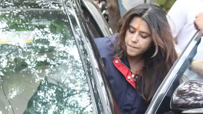 ये पहला मौका नहीं है जब एकता कपूर को मंदिर में स्पॉट किया गया हो। इससे पहले उन्हें अमेठी सांसद स्मृति ईरानी के साथ शिरडी में देखा गया था।