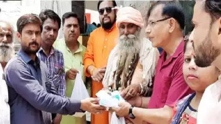 Kanpur Muslims bond with Shiva devotees outside temples Kanpur Muslims bond with Shiva devotees outside temples