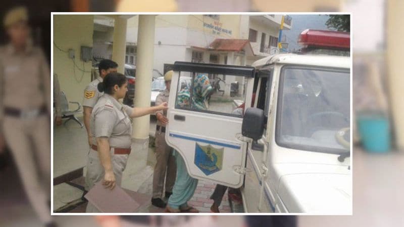 महिलाओं को पकड़ने पुलिस ने 8 सदस्यीय टीम बनाई थी डीएसपी अनिल पटियाल ने बताया कि प्लानिंग के तहत महिलाओं के पास तीन डमी ग्राहक भेजे गए थे। दोनों महिलाओं को कोर्ट में पेश करके जेल भेज दिया गया।