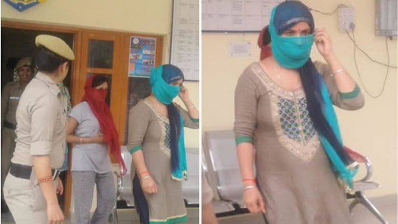 योजना के तहत एक पुलिसवाले को ग्राहक बनाकर महिलाओं के पास भेजा गया। महिलाएं पुलिसवाले को नहीं पहचान सकीं और सौदा कर बैठीं। पुलिस ने मौके का फायदा उठाया और रेड कर दी। पकड़ी गईं महिलाओं में से एक स्थानीय, तो दूसरी बिहार की है।