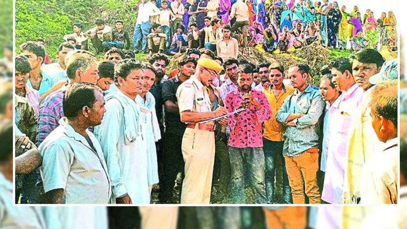 मृतका के भाई ने बताया कि वो रोज मजदूरी करने गनोड़ा जाती थी। इस रविवार के वो घर से तो निकली, लेकिन लौटी नहीं। वह कई बार बामनपाड़ा में अपनी बुआ के घर रुक जाती थी। इसलिए परिवारवालों ने समझा कि वो बुआ के घर चली गई होगी। सोमवार को गांववालों ने पुलिस को लाश पड़ी होने की सूचना दी। पुलिस को आशंका है कि मृतका का पहले गला दबाया गया, फिर उसी की चुन्नी से भी गला घोंटा गया।