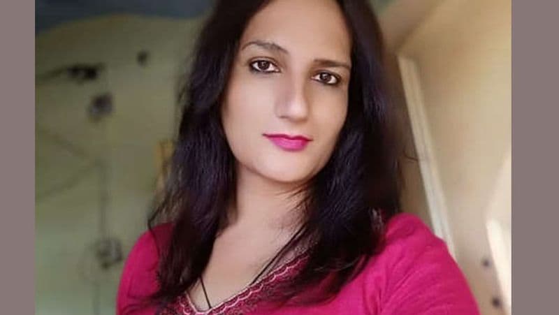गोरखपुर. लोग अपनी शादी बचाने क्या-क्या नहीं कर गुजरते, लेकिन इस शख्स को अपनी शादी में बिलकुल भी मजा नहीं आ रहा था। लिहाजा उसने सेक्स चेंज कराने की ठान ली है। सेक्स चेंज कराकर यह शख्स राजेश से सोनिया बन गया। लेकिन सरकारी कागजों में वो अब भी पुरुष था। अब वो कागजों में अपना नाम सोनिया कराना चाहता है। चौंकाने वाली यह कहानी पूर्वोत्तर रेलवे के कर्मचारी राजेश पांडे की है। राजेश मुख्य कारखाना प्रबंधक कार्यालय में तकनीकी ग्रेड-1 हैं। राजेश ने रेलवे को एक आवेदन भेजा है। वे सरकारी कागजों में अपना नाम सोनिया कराना चाहते हैं। राजेश को 19 मार्च, 2003 को अनुकंपा नियुक्ति मिली थी। उनके परिवार मां के अलावा चार बहनें हैं।