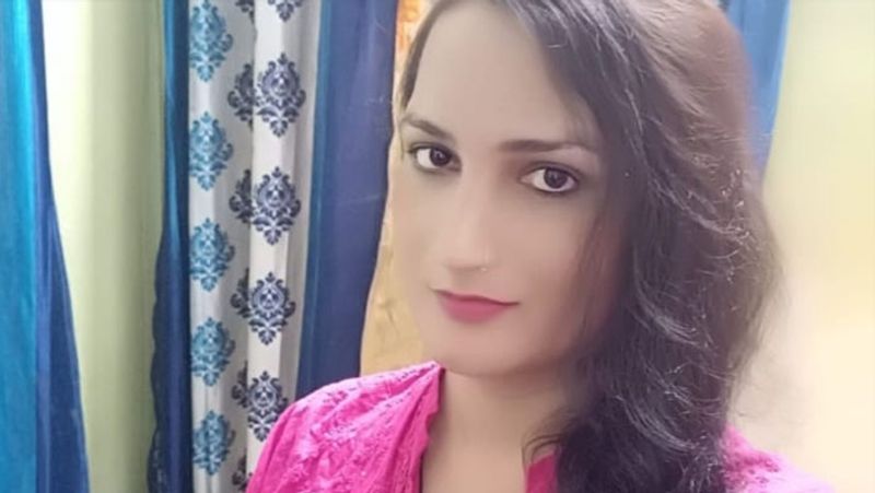 राजेश अब खुद को सोनिया बताते हैं। वे कहते हैं कि उनका शरीर जरूर पुरुष का है, लेकिन अंदर से वे महिला हैं। राजेश की परिवारवालों ने शादी कर दी थी। लेकिन उन्हें शादी में मजा नहीं आ रहा था। उन्होंने अपने मन की बात पत्नी को बताई। आखिरकार रजामंदी से तलाक लेने के बाद वर्ष 2017 में उन्हें सर्जरी कराकर सेक्स चेंज करा लिया।