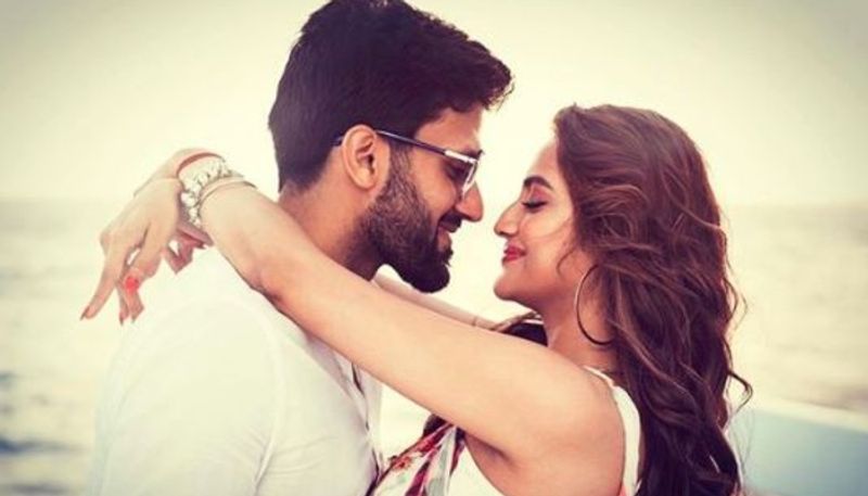 <p>সোশ্যাল মিডিয়ায় বলা নিখিলের এই মন্তব্যই যেন অক্ষরে অক্ষরে মিলে গেল নুসরতের মন্তব্যের সঙ্গে। বর্তমানে এই জুটির মাঝে থাকা তৃতীয় ব্যক্তি যশ। </p>