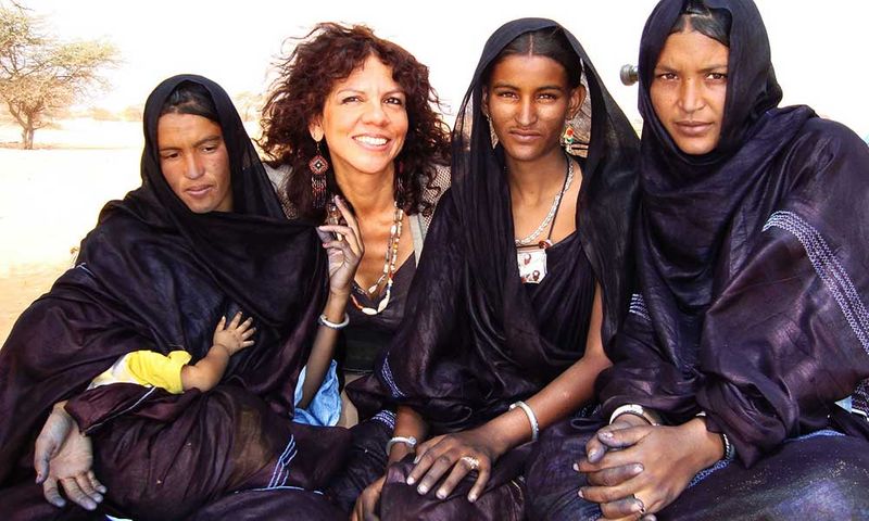 महिलाएं शादी के बाद अपने पति के अलावा भी कई मर्दों के साथ रिलेशन बना सकती हैं। लेकिन अगर पुरुष यही काम करें, तो उन्हें कड़ी सजा दी जाती है।