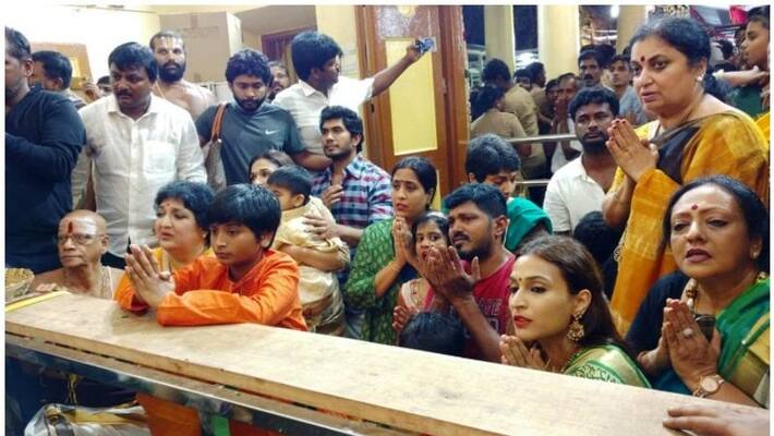 Darshan with the family of Lata Rajinikanth Darshan with the family of Lata Rajinikanth