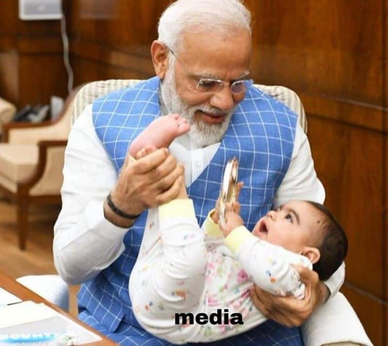 सबसे पहले आपको दिखाते हैं मासूम बच्ची के साथ पीएम मोदी की वास्तविक तस्वीर, जिसमें पीएम बड़े ही प्यार से नन्ही बच्ची के साथ खेल रहे हैं। लेकिन मीम बनाने वालों ने इस बच्ची का नाम मीडिया रख दिया है।