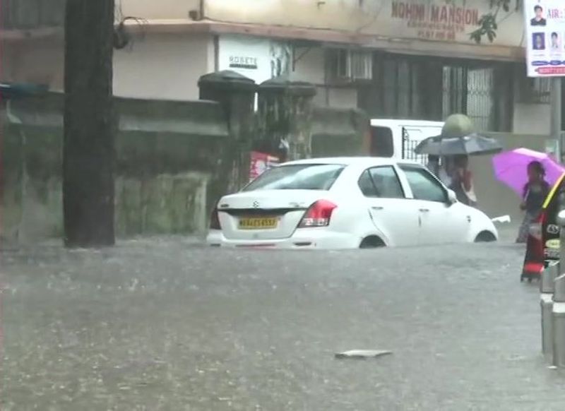 तेज बारिश के चलते मुंबई शहर के हिंदमाता, दादर, अंधेरी, सायन में सड़कों और रेलवे ट्रेक पर घुटनों तक पानी भर गया है।