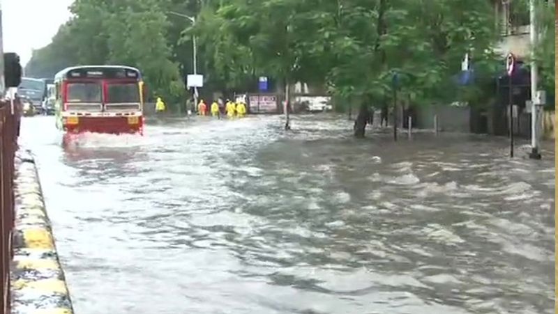कोलाबा में 171 मिमी बारिश दर्ज की गई है। वहीं सांताक्रूज में 58 मिमी बारिश दर्ज की गई है।