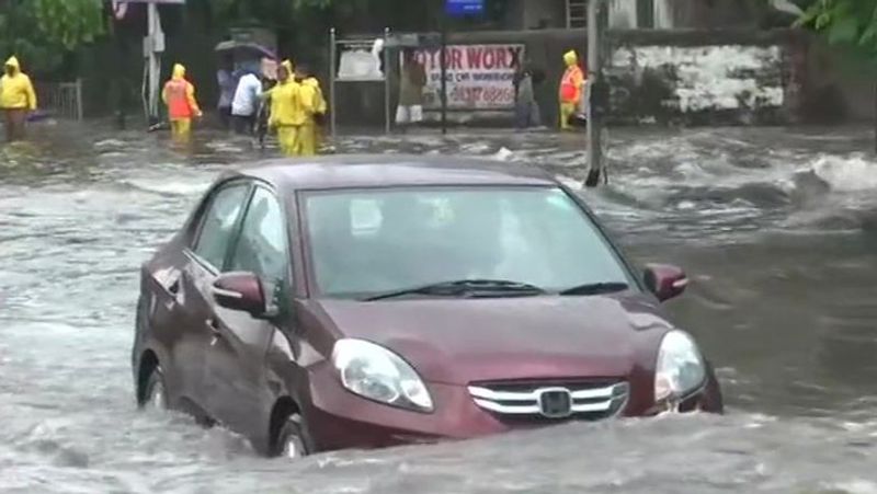 मुंबई में तेज बारिश की वजह से जलभराव हो गया है