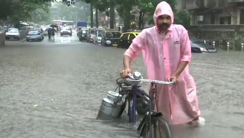 मुंबई में जलभराव से लोगों का घर से निकलना मुश्किल हो गया है।