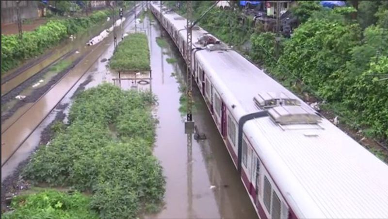 मुंबई में रेलवे ट्रक पर पानी का भराव हो गया, जिससे लोकल ट्रेन प्रभावित हुई हैं।