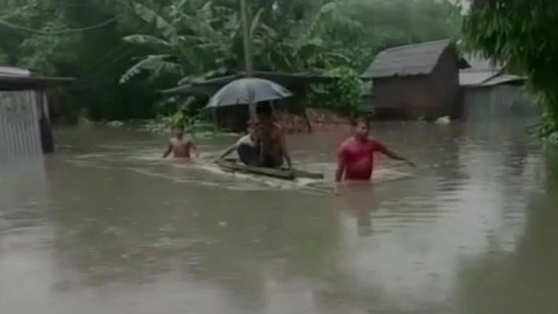 असम में तेज बारिश की वजह से 68 लोगों की मौत हो गई है।