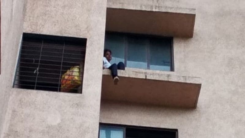 लड़की की जान बचाने आनन-फानन में जाल बुलवाया गया। लड़की बार-बार कूदने की धमकी दे रही थी। वहां एक पुलिस काउंसलर भी बुलाया गया। सब लोग लड़की को लगातार समझाने की कोशिश करते रहे, लेकिन वो नहीं उतरी। तब फायर ब्रिगेड के कर्मचारियों को सूचित किया गया। जब लड़की को उतारने कर्मचारी ऊपर पहुंचे, तो उसने अपने हाथ की नस काट ली। बड़ी मुश्किल से लड़की को नीचे उतारा गया। बाद में लड़की को हॉस्पिटल में भर्ती कराया गया। माना जा रहा है कि लड़की किसी बात को लेकर डिप्रेश थी। हालांकि पुलिस ने उसकी पहचान उजागर नहीं की है।