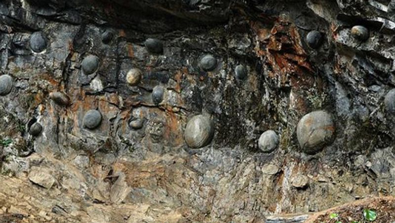 इस पहाड़ का रंग काला है और हर तीन साल में इस पहाड़ से कई काले अंडे निकलते हैं। पहले ये अंडे पहाड़ की सतह पर दिखाई देते हैं। और फिर कुछ समय के बाद नीचे गिर जाते हैं।