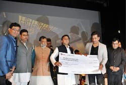 SP president released a photo of Ravi kishan who receiving award from him