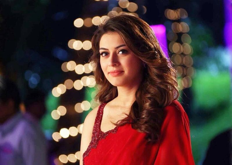హన్సిక : దేశముదురు చిత్రంతో ఎంట్రీ ఇచ్చిన హన్సిక స్టార్ హీరోయిన్ గా ఎదిగింది. ప్రస్తుతం తమిళంలో అవకాశాలు అందుకుంటున్నా తెలుగులో మాత్రం ఈ ఆపిల్ బ్యూటీ సినిమాలు చేయడం లేదు.