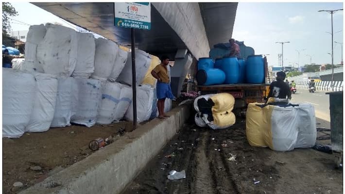 Heavy traffic jams in the lower part of the bridge Heavy traffic jams in the lower part of the bridge