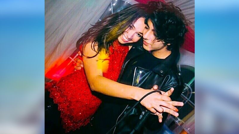 फोटोज के साथ कैप्शन लिखा गया, बेबी, "मैं तुम्हें अपनी बाहों में भरकर डांस कर रहा हूं।" इसके साथ ही यूजर्स कमेंट्स कर रहे हैं। कुछ यूजर्स तो सवाल खड़ा कर रहे हैं कि क्या लंदन वाली उनकी यही गर्लफ्रेंड है ? इसके साथ ही कुछ तो उन्हें गर्लफ्रेंड ना बनाने की भी नसीहत दे रहे हैं।