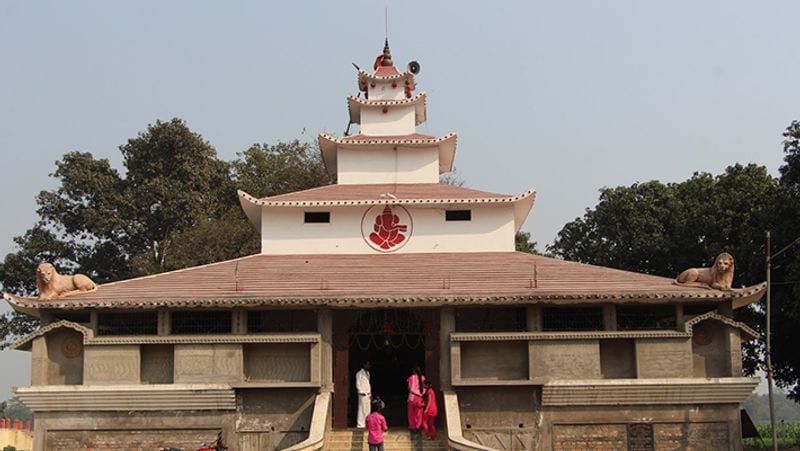 इस टोले में कई मंदिर हैं। साथ ही लोगों ने अपने घरों की दीवारों पर भी देवी-देवताओं की तस्वीरें बना रखी हैं।