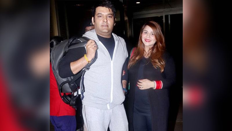 कपिल शर्मा और उनकी पत्नी की ऐयरपोर्ट से कुछ फोटोज सामने आए हैं। जिसमें दोनों को कैजुअल लुक में देखा गया।