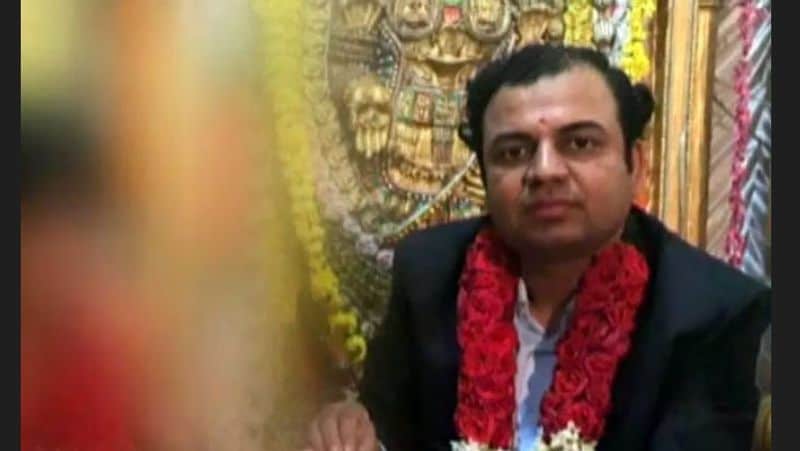 उधर, दहिया ने एक अलग तर्क दिया है। उन्होंने कहा कि लीनू ने सुसाइड की धमकी देकर उन्हें रिश्ता बनाने को मजबूर किया था। दहिया ने शादी की बात को एक सिरे से खारिज कर दिया। उन्होंने यह भी कहा कि बच्ची भी उनकी नहीं है।