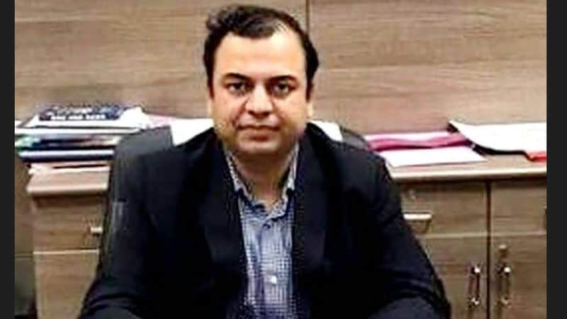 महिला का आरोप है कि दहिया ने पहली शादी के बारे में न बताकर फरवरी 2018 में उसके साथ शादी कर ली। महिला ने कहा कि जब उसने गर्भपात कराने की सोची, तो दहिया ने रोक दिया। महिला ने कहा कि उसके पास हॉस्पिटल के सबूत हैं। डिलीवरी के दौरान दहिया ने पति के तौर पर कागजों पर दस्तखत किए थे। महिला ने दहिया को बच्ची का डीएनए टेस्ट कराने के लिए भी चैलेंज किया। दहिया ने कहा कि उनका पहली पत्नी से तलाक हो चुका है। महिला जिन फोटोज की बात कर रही है, उनके साथ छेड़छाड़ की गई है।