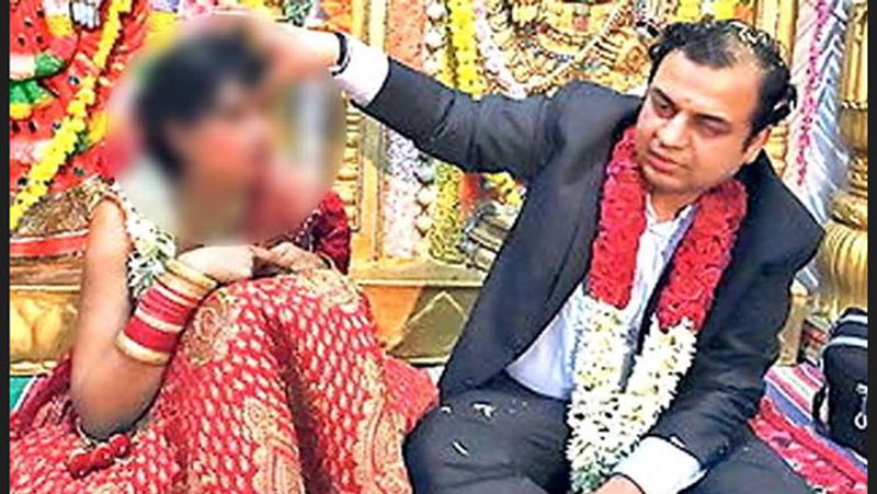 अहमदाबाद. गुजरात के एक IAS अधिकारी गौरव दहिया के खिलाफ एक महिला ने गांधीनगर पुलिस में धोखाधड़ी और ब्लैकमेल करने की शिकायत दर्ज कराई है। लीनू सिंह नामक महिला ने आरोप लगाया कि दहिया ने एक दिन उसे नशीली चीज पिलाकर उसे बेहोश किया। फिर अंतरंग पलों की तस्वीरें खींच लीं। बाद में तस्वीरें सोशल मीडिया पर वायरल करने की धमकी देकर जबर्दस्ती शादी कर ली। महिला का आरोप है कि दहिया ने अपनी पहली शादी की बात भी छुपाकर रखी। महिला की एक बच्ची है, जिसका पिता वो दहिया को बता रही है। दहिया 2010 बैच के आईएएस अफसर हैं।