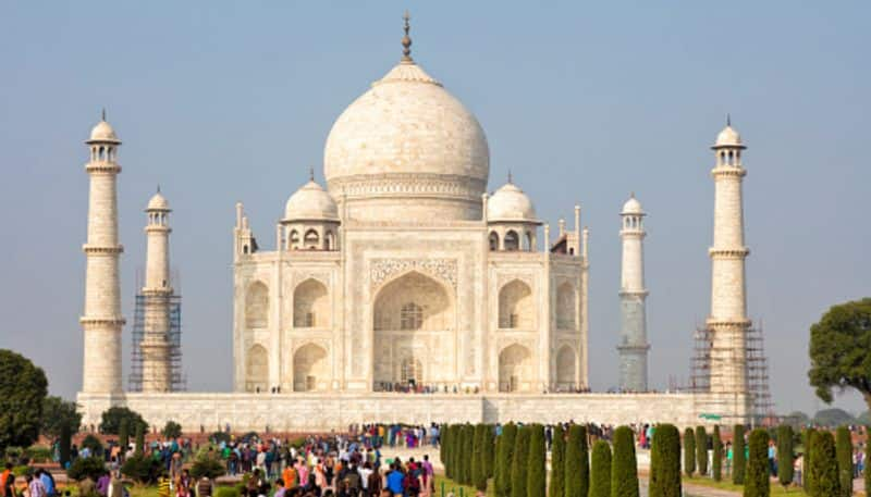 Taj Mahal is an ivory-white marble mausoleum on the south bank of the Yamuna river in the Indian city of Agra. This is India’s most visited tourist attractions, also a winner of the New7Wonders of the World.