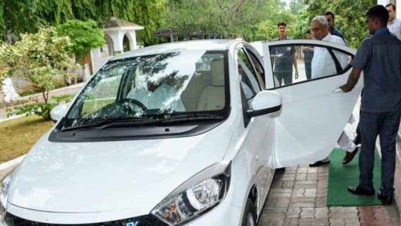 नीतिश कुमार ने कहा कि इस कार में यात्रा करना आनंदायक है। यह लगभग ध्वनि रहित है। नीतिश ने यह भी कहा कि इलेक्ट्रिक कार के इस्तेमाल से प्रदूषण को नियंत्रित करने में मदद मिलेगी । नीतीश के ड्राइवर गणेश ने बताया कि यह गाड़ी चलाना बहुत आसान है। इसमें बार-बार गियर बदलने की जरूरत नहीं है।