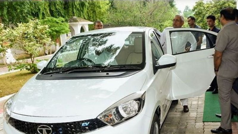पटना. बिहार के मुख्यमंत्री नीतिश कुमार गुरुवार को एक नई कार से विधानसभा पहुंचे। कार सबके आकर्षण का केंद्र रही। दरअसल, यह एक इलेक्ट्रिक कार थी। मकसद था, पर्यावरण संरक्षण को बढ़ावा देना। नीतिश कुमार ने कहा कि कार का सफर बहुत अच्छा रहा। अब गाड़ी चलाने के लिए सरकारी स्तर पर ड्राइवरों को ट्रेनिंग दी जाएगी। उल्लेखनीय है कि मुख्यमंत्री लोकल में एम्बेसडर कार, जबकि पटना से बाहर सफारी गाड़ी इस्तेमाल करते हैं। बिहार के परिवहन सचिव संजय कुमार अग्रवाल ने बताया कि सीएम को यह कार परिवहन विभाग ने दी है। कार 6 साल की लीज पर ली गई है। बिहार सरकार कंपनी को हर महीने 22500 रुपए चुकाएगी। यह कार कम आवाज करती है। लो कॉस्ट मेंटेनेंस है। यह 80 पैसे में एक किमी चलेगी। एक बार फुल चार्ज होने पर यह कार करीब 150 किमी चलेगी। कार की कीमत करीब 11 लाख रुपए है।