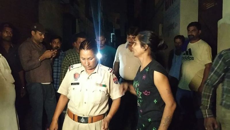 पुलिस के मुताबिक, शिकायत मिली थी कि मकसूदां मंडी के कुछ ट्रक ड्राइवरों ने एक लड़की को पकड़के रखा है। लड़की पर आरोप है कि वो साथियों के साथ मिलकर पिछले 4 साल से ट्रक ड्राइवरों को लूट रही थी।