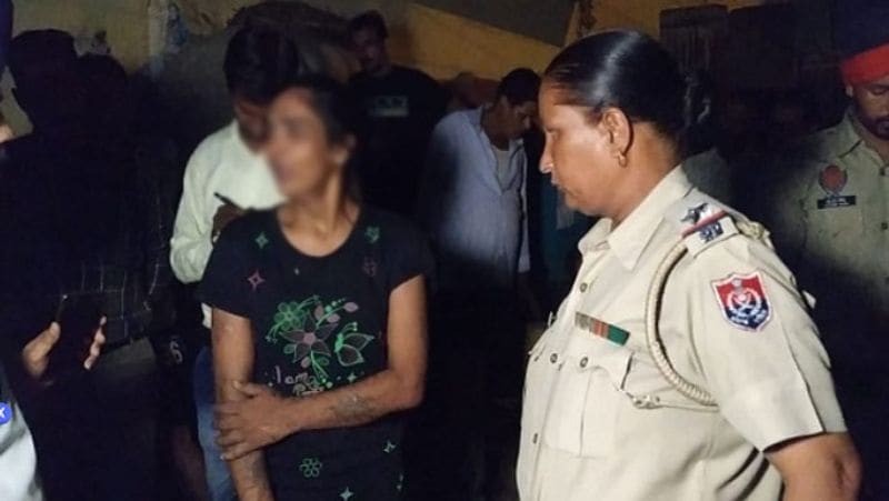 जालंधर. इस लड़की की सूरत पर नहीं जाइए! यह लड़की रात के समय ट्रक ड्राइवरों को अपने जाल में फंसाकर लूटती थी। हालांकि किसी ट्रक ड्राइवर ने हिम्मत करके पुलिस तक अपनी बात पहुंचा दी। अब लड़की पुलिस के चंगुल में है।