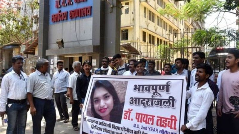 इन्वेस्टिगेशन में सामने आया है कि सुसाइड से एक दिन पहले तडवी दोस्तों के साथ मोहम्मद अली रोड गई थीं। इसकी तस्वीरें सोशल मीडिया पर अपलोड की गईं। इन तस्वीरों पर आरोपी डॉक्टरों ने कमेंट किया कि दांत दिखाने की जगह लोगों को काम करना चाहिए। ताडवी ने इस बारे में अपनी मां को बताया था।