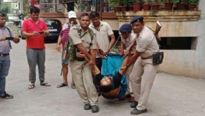 आरोपी मनोज गुप्ता सोनारी थाने का प्रभारी रह चुका है। फिलहाल वो चाईबासा के गुदड़ी में तैनात है। हालांकि अभी वो सस्पेंड चल रहा है। एसपी ने बताया कि मनोज गुप्ता और उनकी पत्नी के बीच 20 साल से विवाद चला आ रहा है। मामला कोर्ट में है। इसी विवाद के चलते मनोज गुप्ता को सस्पेंड किया गया था। 19 फरवरी को वो बगैर सूचना दिए सिक लीव पर चला गया था। शुक्रवार को आरोपी ने अपनी पत्नी को फोन करके बातचीत के लिए बुलाया था। मनोज की सास और साला भी पत्नी के साथ जमशेदपुर आए थे। इसी दौरान किसी बात पर मनोज ने गुस्से में आकर फायरिंग कर दी। घटना के बाद आरोपी पैदल ही वहां से फरार हो गया।