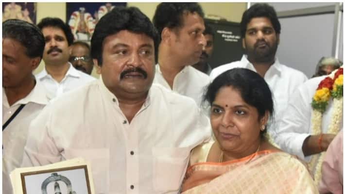 Darshan with the family of actor Prabhu athivaradhar Darshan with the family of actor Prabhu athivaradhar