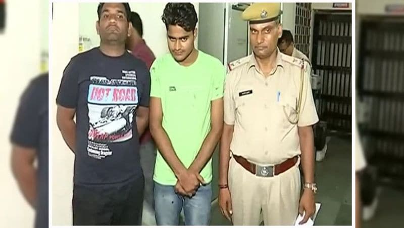 उधर पुलिस को आशंका थी कि आरोपी की जीभ कटी है, लिहाजा वो किसी हॉस्पिटल जरूर जाएगा। डीसीपी राहुल जैन ने सभी हॉस्पिटल को अलर्ट कर दिया। पुलिस ने एसएमएस हॉस्पिटल से आरोपी सचिन को धर-दबोचा। वहीं पुलिस ने कैब में छूटे मोबाइल पर कॉल किया, तो ड्राइवर ने उठाया। पुलिस ने उसे चुपचाप थाने पहुंचने को कहा।