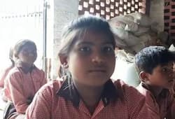 Government school building has become shabby in barabanki uttar pradesh, children are studying in a personal shelter