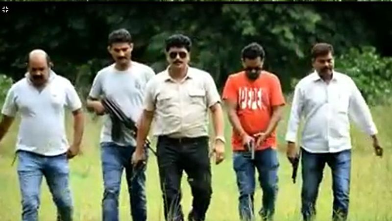 बस्ती. 'हीरोगीरी' के चक्कर में स्वाट टीम के प्रभारी विक्रम सिंह और उनके साथी नप गए। इन लोगों ने सिंघम स्टाइल में AK47 और पिस्टल लहराते हुए एक वीडियो बनवाया था। वीडियो और फोटो सोशल मीडिया पर वायरल होते ही एसपी ने ने पूरी स्वाट टीम को भंग करके लाइन हाजिर कर दिया। इसके साथ ही जांच के आदेश भी दिए गए हैं।