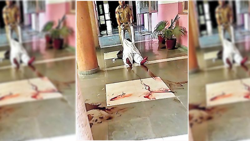 रोहतक. यह तस्वीर इंसानियत को लहूलुहान करने वाली है। इस शख्स पर नशा मुक्ति केंद्र की आड़ में नशा मुहैया कराने का आरोप है। पुलिस ने इसके खिलाफ मामला दर्ज किया था। अब इसका कहना है कि एक पुलिसवाले ने मामला रफा-दफा करने 60 हजार रुपए की रिश्वत मांगी थी। इसी सिलसिले में वो एसपी से शिकायत करने आया था। लेकिन उसे होमगार्ड ने मिलने नहीं दिया। गुस्से में आकर शख्स ने अपने पैरों की नसें काट लीं। फर्श पर खून बहता देख पुलिसवाले घबरा गए। कहीं एसपी साहब यह न देख लें, इसलिए एक पुलिसवाला शख्स को घसीटते हुए वहां से ले गया। बाद में उसे पीजीआई हॉस्पिटल में भर्ती कराया गया।