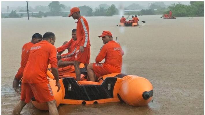 Flooded train - 700 passengers rescued Flooded train - 700 passengers rescued