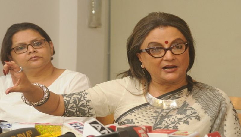 মোদী সরকারকে কি অনাগরিকরা ভোট দিয়ে এনেছে, প্রশ্ন অপর্ণার---ভোটের কার্ডই যদি নাগরিকত্বের প্রমাণ না হয়, তাহলে কি হাজার হাজার অনাগরিক ভোট দিয়ে এই সরকারকে এনেছে? আন্তর্জাতিক কলকাতা বইমেলায় একটি অনুষ্ঠানে এসে সাংবাদিকদের প্রশ্নের জবাবে এমনই প্রশ্ন ছুড়ে দিলেন বিশিষ্ট অভিনেত্রী তথা পরিচালক অপর্ণা সেন। কেন্দ্রীয় সরকারের নয়া নাগরিক আইনের কড়া সমালোচনা করে এই অভিনেত্রী বলেন, নির্বাচনে অংশ নিয়েছেন যাঁরা তারাই যখন এই আইন চাইছেন না, তাহলে এর বাস্তবতা কী করে সম্ভব। এই বলেই অবশ্য থেমে থাকেননি 'মিস্টার অ্যান্ড মিসেস আইয়ার'-এর পরিচালক। অপর্ণা সেন আরও বলেন,সিএএ কীভাবে সরকার কার্যকর করতে চাইছে তাও স্পষ্ট নয়। নোট বাতিলের ফলে দেশের অর্থনৈতিক অবস্থা এমনিতেই ভঙ্গুর। এইরকম এক কঠিন পরিস্থিতিতে এইভাবে কোটি কোটি টাকা কীভাবে খরচ করবে, তা নিয়েও প্রশ্ন তোলেন জাতীয় পুরস্কারপ্রাপ্ত এই অভিনেত্রী।