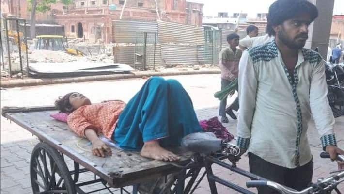 Man carries wife on rickshaw after Agra medical college denied ambulance Man carries wife on rickshaw after Agra medical college denied ambulance