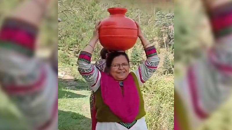 वायरल हुए वीडियो में बहुगुणा ने बताया कि स्कूल में पानी की पाइपलाइन चोरी हो गई। इस कारण पानी लाने के लिए काफी दिक्कत का सामना करना पड़ता है।
