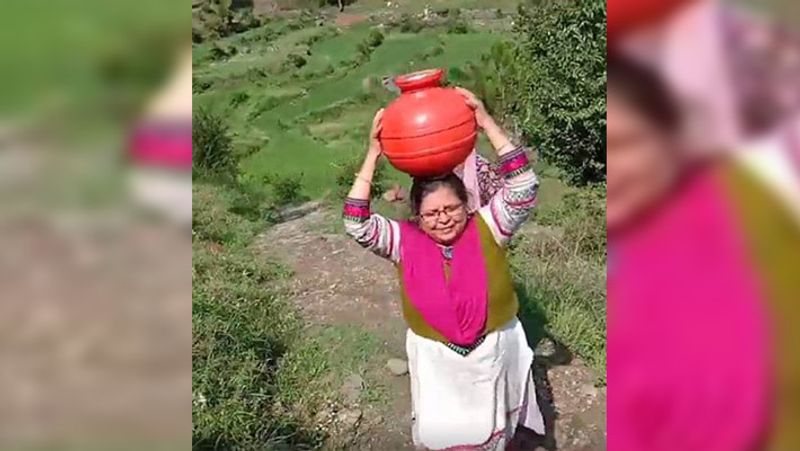 बहुगुणा ये पानी स्कूल की बच्चों के लिए ले जा रही हैं। उन्होंने बताया कि रसोइये का हाथ टूट जाने के कारण उन्हें ही चढ़ाई कर बेहद दूर से पानी लाना पड़ रहा है।