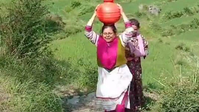 हाल ही में सोशल मीडिया पर इनका एक वीडियो वायरल हो रहा है, जिसमें ये सिर पर मटका लेकर जाती हुई नजर आ रही हैं।