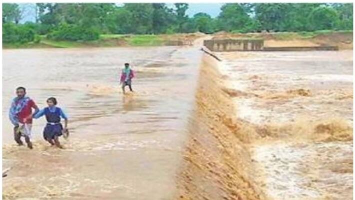 parents risks their lives to drop children to school parents risks their lives to drop children to school