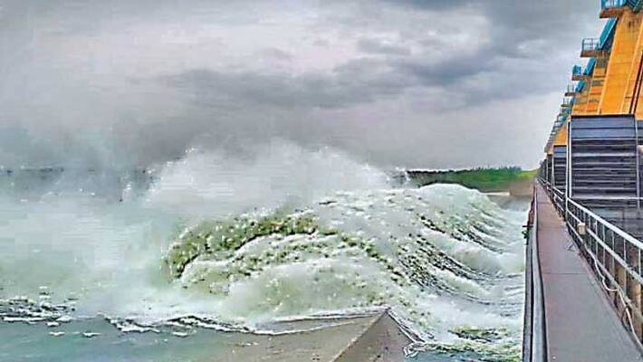 Heavy rain lashes in Maharashtra basava Sagar Dam overflows Heavy rain lashes in Maharashtra basava Sagar Dam overflows