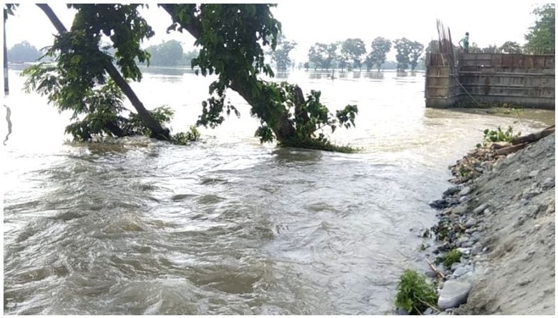 बिहार में बाढ़ का कहर: बिहार में बाढ़ ने एक बार फिर कोहराम मचाया है और पूरे राज्य में करीब 85 लाख लोग प्रभावित हैं। बाढ़ प्रभावित जिलों में शिवहर, दरभंगा, सहरसा, सुपौल, किशनगंज, अररिया, पूर्णिया, कटिहार और पश्चिम चंपारण शामिल हैं। बिहार में बाढ़ से अब तक करीब 140 लोगों की मौत हो चुकी है। पूर्व बिहार में बागमती नदी लाल निशान से ऊपर बह रही है। समस्तीपुर-दरभंगा के हायाघाट-थलवारा स्टेशनों के बीच बाढ़ का पानी खतरे के निशान से ऊपर जाने की वजह से 7 ट्रेनें रद्द कर दी गई हैं और कई का रूट डाईवर्ट किया गया है। राजस्थान में भी भारी बारिश से कोटा और बूंदी में बाढ़ जैसे हालात बन गए हैं। कई इलाकों में 7 से 8 फीट तक पानी भर गया है।